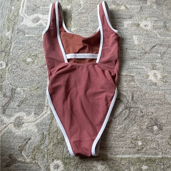 Lainsnow size small one piece - Picture 3 of 3